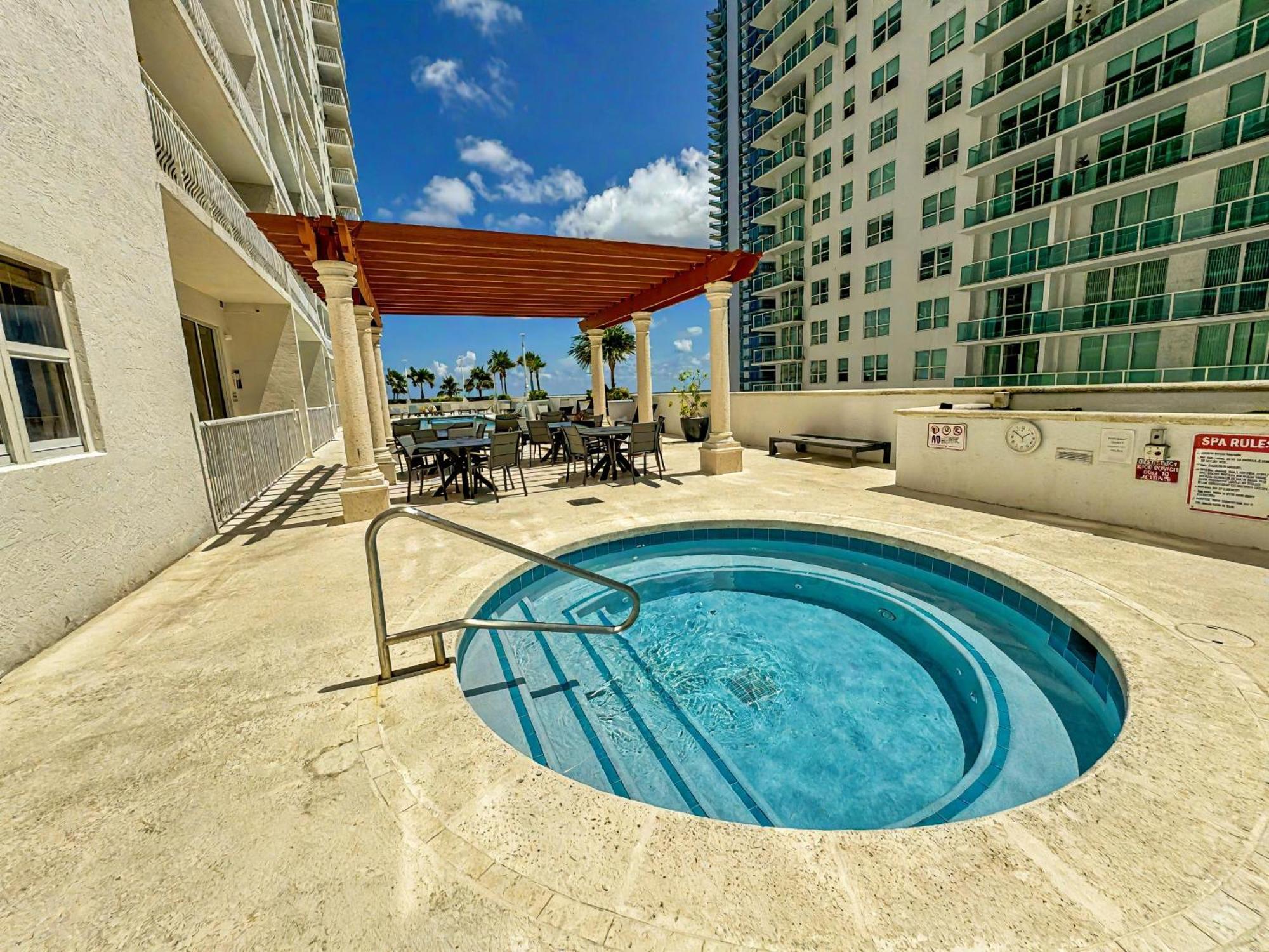 Elegant Centric Vibrant Pool Jacuzzi Free Parking Apartment Miami Exterior foto